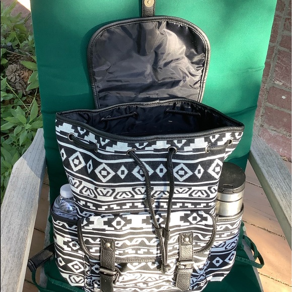 Hike,Beach,Books Black and White w Blk Trim. - Picture 10 of 12